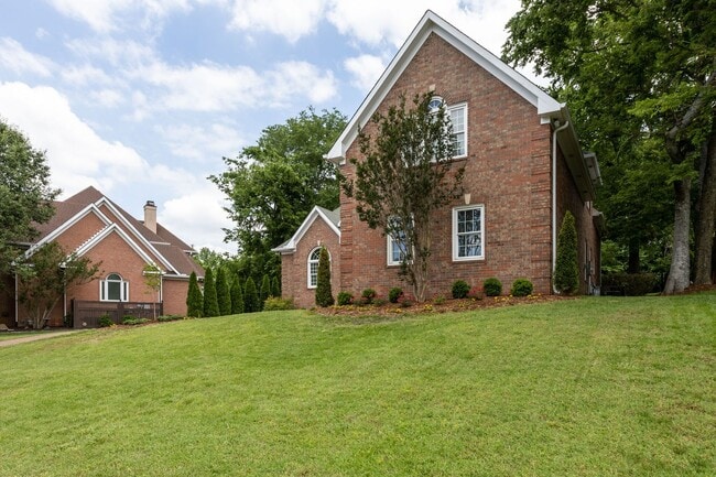 Photo - AVAILABLE NOW!-- Walk to Kenrose and Raven...