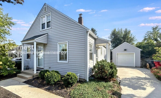 Photo - 887 W 10th Ave