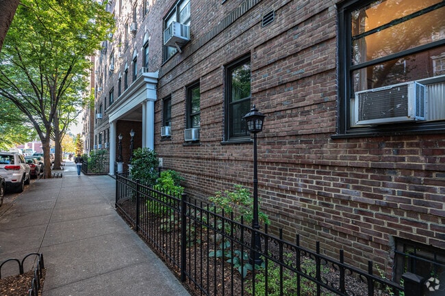 Photo - Colonial Court