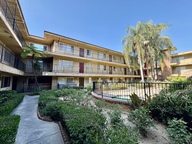 Building Photo - 8505 Columbus Ave Unit 106