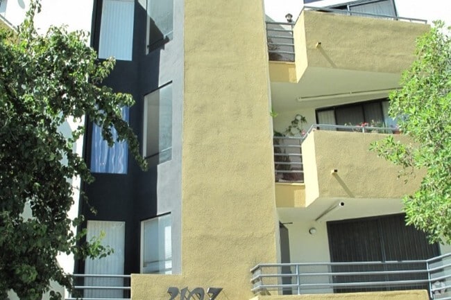 Building Photo - 2107 N Beachwood Dr Unit 205 Rental