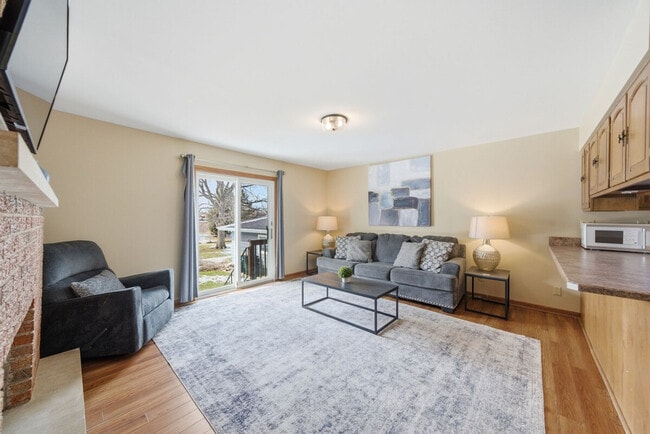 Building Photo - 1201-1203 Johnston Drive-SI ID1497747P Unit SI ID1497747P