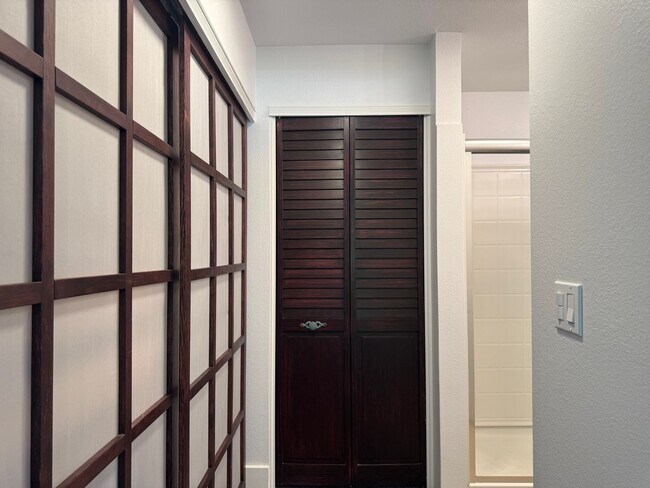 Photo - Spacious 2-Bedroom Ground Floor Condo with Private Yard in Kirkland Unit L105