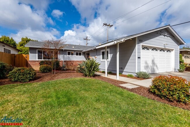 Building Photo - Beautiful Home | Tastefully Updated | Central A/C