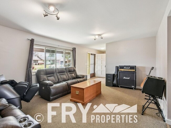 Photo - Spacious Five-Bedroom - Great For Entertaining