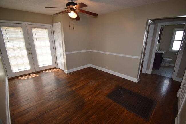 Building Photo - VIRTUAL SHOWINGS AVAILABLE - 4 Bedroom Hou... Rental