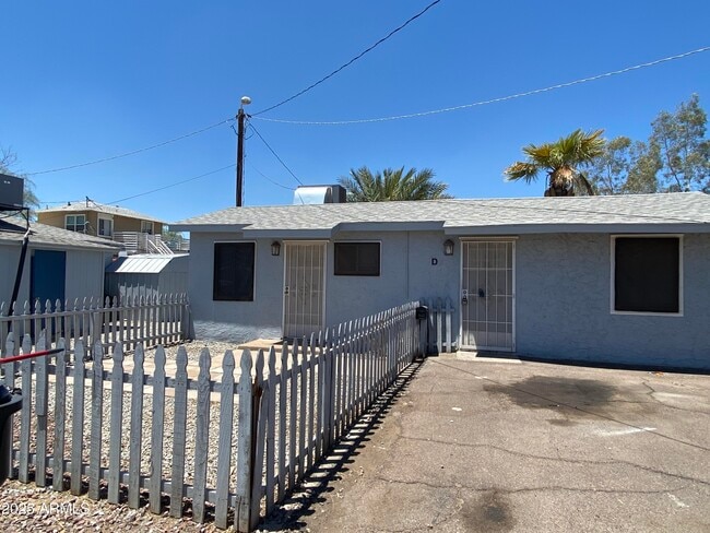 Building Photo - 1442 E Polk St Unit D Rental