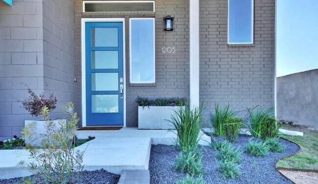 Photo - 1205 Showbox St
