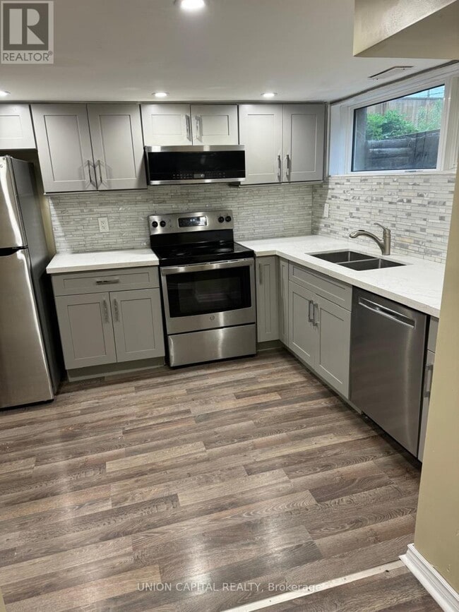 Photo - 427 Rossland Rd W