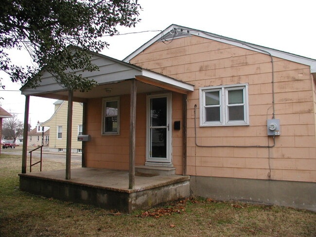 Building Photo - For Rent - 2 bedroom 1 bath Bungalow in Gibbstown, NJ