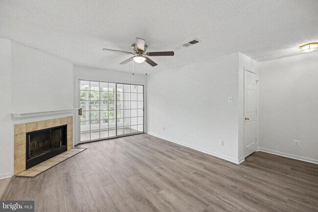 Photo - 12102 Green Leaf Ct Unidad 201