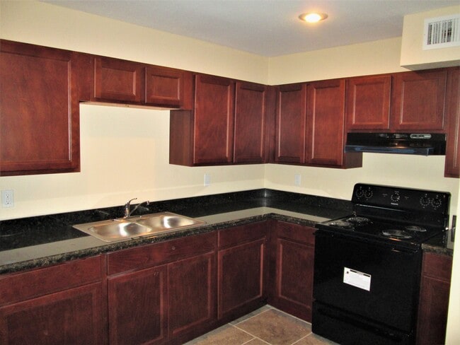 Gran espacio en el gabinete - 4402 Glasscock Ave