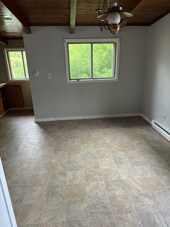 11 LLC-5112 North Catherine Street - 11 LLC-5112 North Catherine Street Unidad 3 Rental