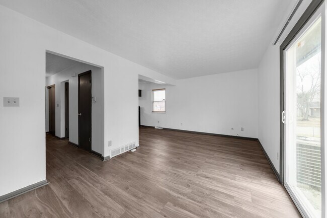 Photo - 2573 Woodsedge Rd