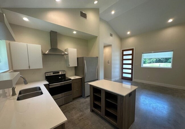 Building Photo - 700 S St Antoine St Unit 700 S St Antoine Street  B Rental