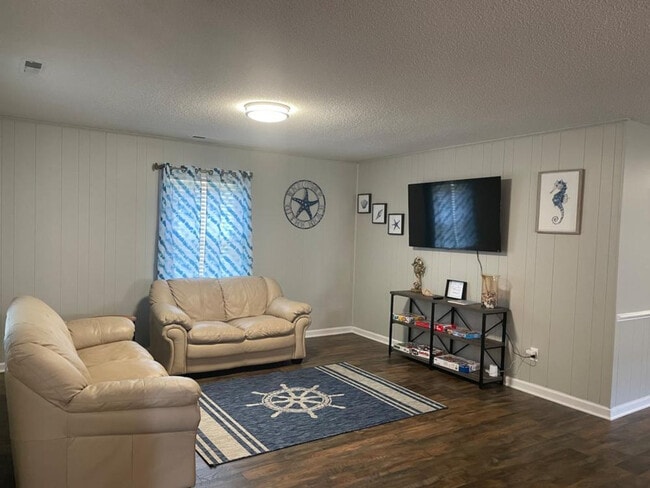 Building Photo - 321 NE 59th St Rental