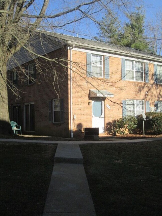 Building Photo - 2 Bedroom 1.5 Bath Townhouse