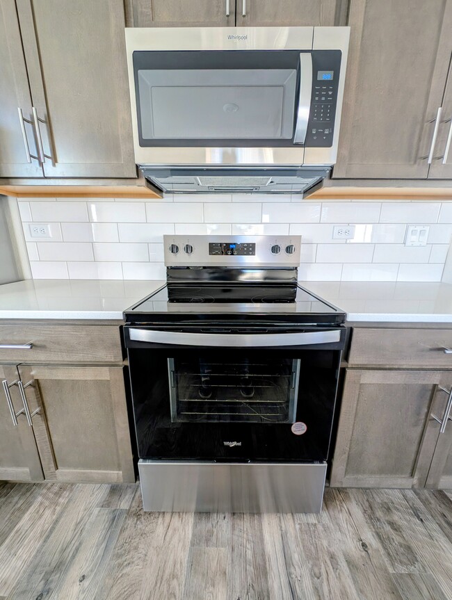 New stove - 13629 Frost Bitten Grv Unit 201