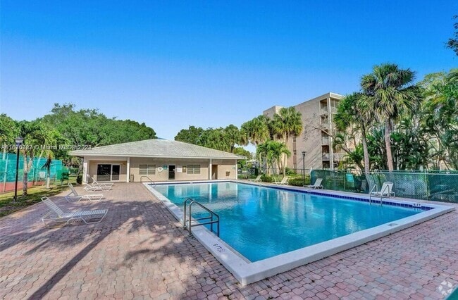 Building Photo - 1100 NW 87th Ave Unit 304 Rental