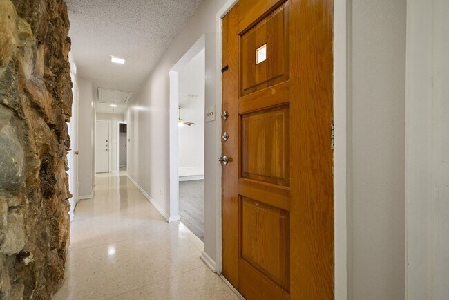 Photo - 4913 Westlake Dr