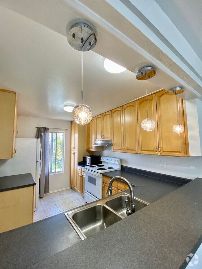 Building Photo - 3 Bedroom Condo in Clairemont with Spaciou...