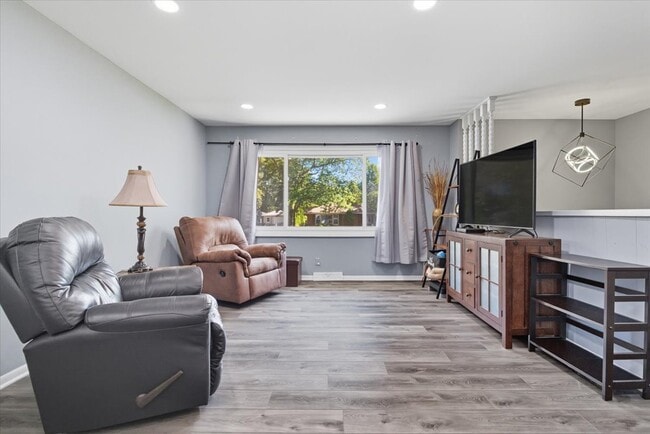 Photo - 830 Russell Ave