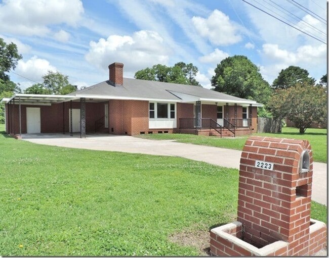 Photo - 2223 Imperial Ave E