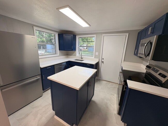 Building Photo - 3 Bed / 2 Bath Single-Family Home Near Downtown Eustis