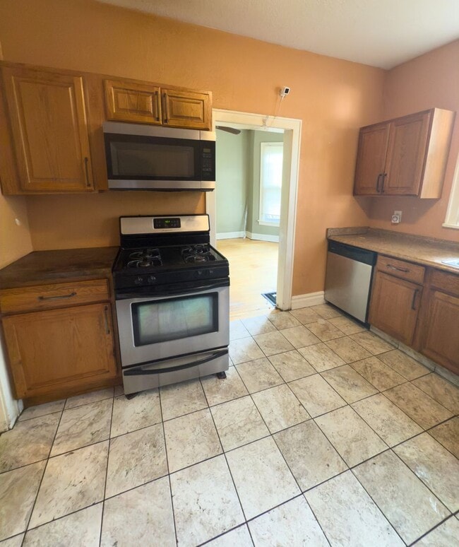 Building Photo - 3322 Clinton Ave Unit 1