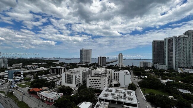 Photo - 121 NE 34th St Unidad 1706A