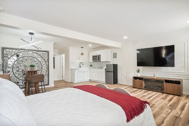 Studio 1 Clair de image - 1222 E Vaile Ave Unit Clair de Lune