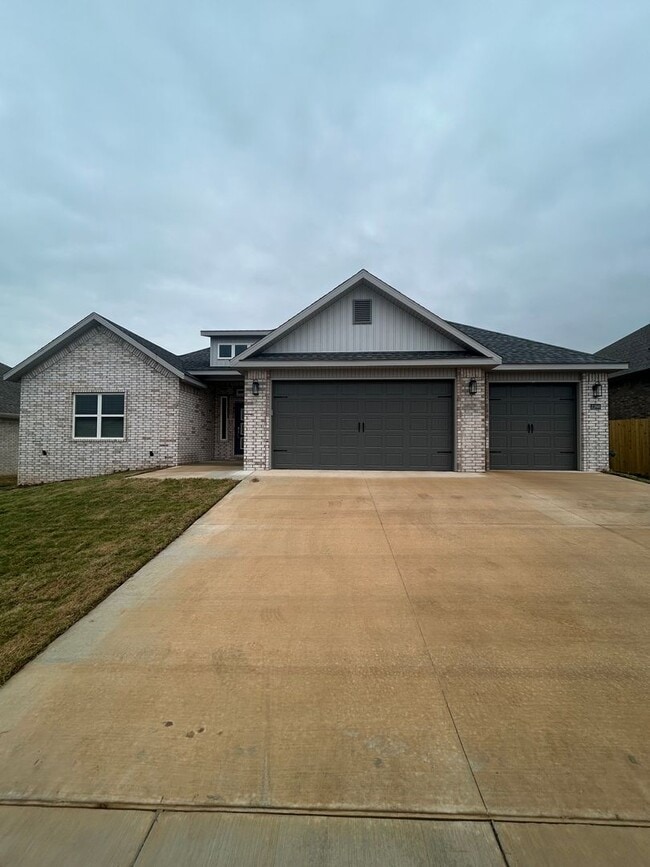 Building Photo - Beautiful Modern Home in Pea Ridge!