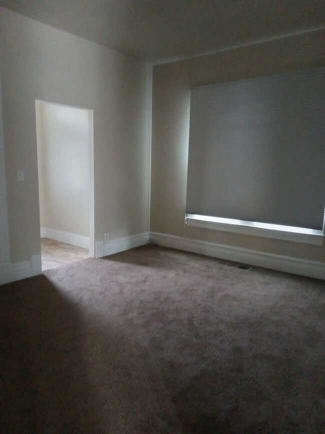 Come take a look at this historical home in downtown Roseburg! - Come take a look at this historical home in downtown Roseburg!