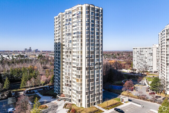 Building Photo - 10 Lisa