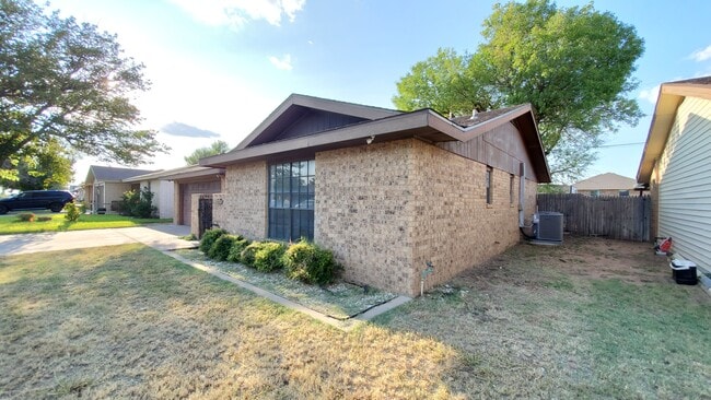 Photo - 2042 Magill St