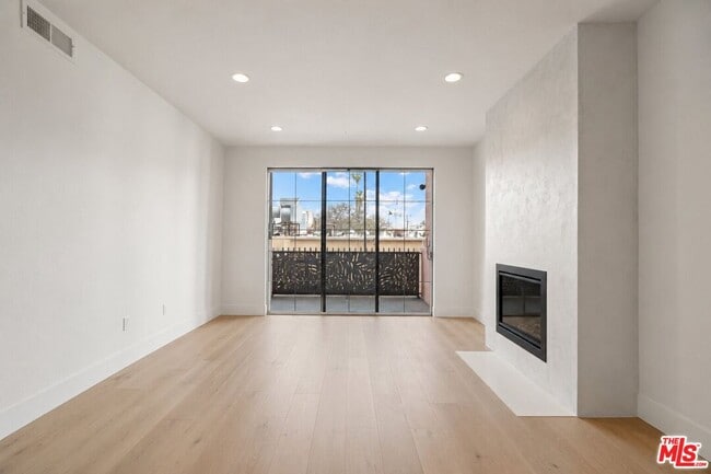 Building Photo - 1522 S Saltair Ave Unit 106