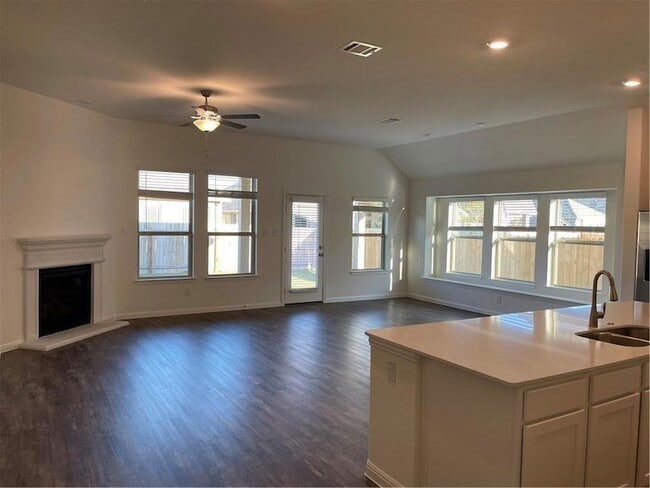 Photo - 208 Baralo St