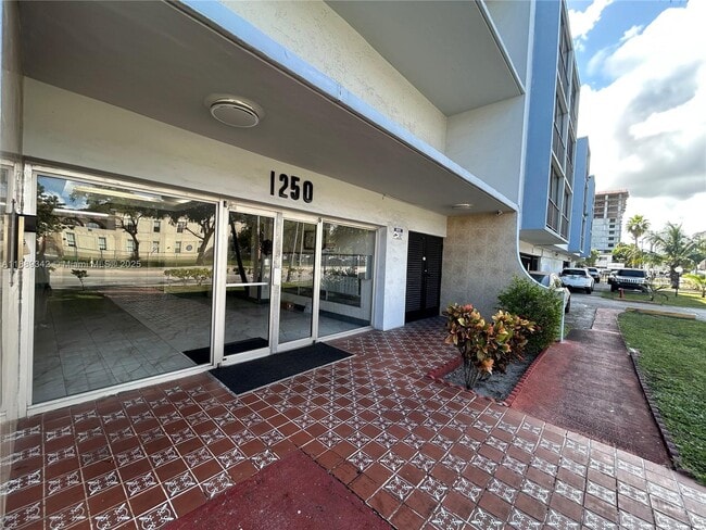 Photo - 1250 NE 125th St Unidad 220B