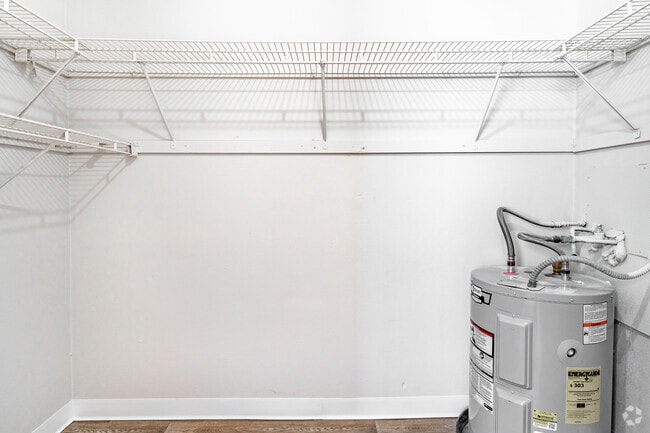 1BR, 1BA - 720SF - Walk-In-Closet - Lindru Gardens