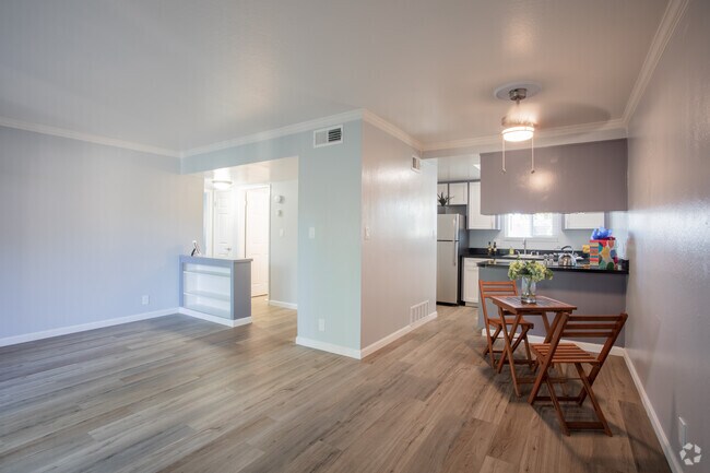 2BR, 1BA - 1000SF