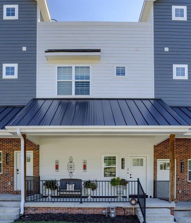 Building Photo - Row Home Available In Omaha