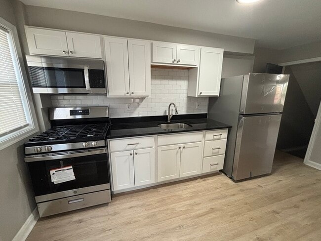 Building Photo - 3 bedroom townhome 21213