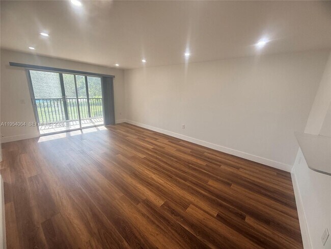 Photo - 12650 SW 15th St Unidad 204F