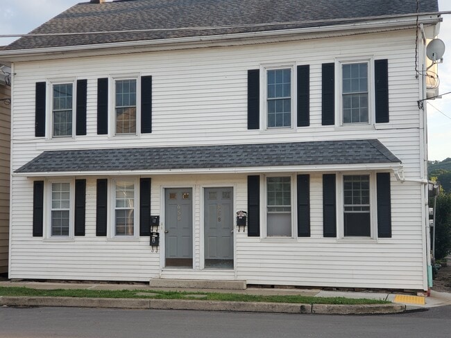 Updated townhouse in quiet neighborhood - 658 Grand St Unit 101