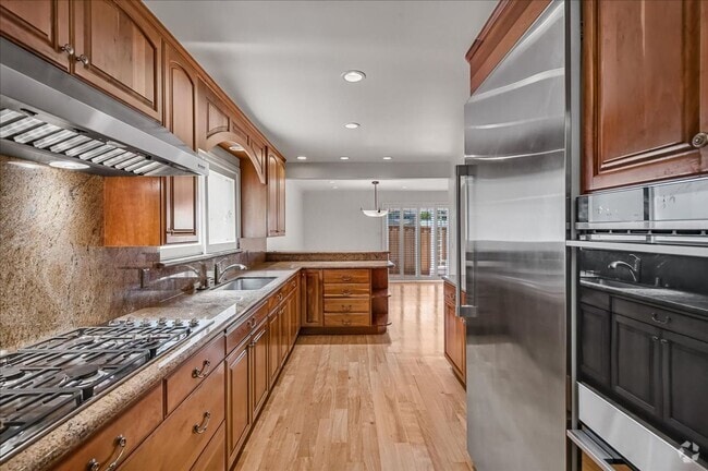 Building Photo - Beautiful 3 bed 2.5 bath townhome in Millbrae
