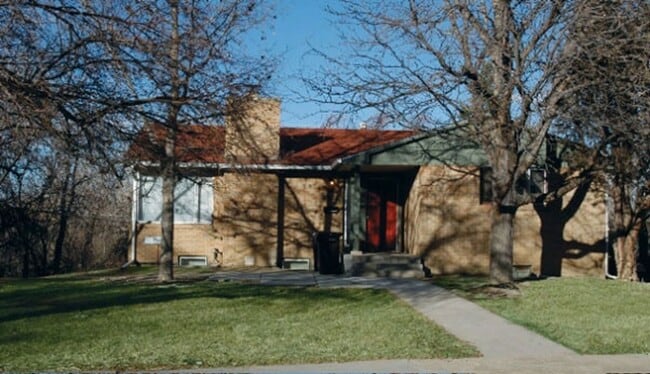 Building Photo - Huge 5 bedroom house East of Campus