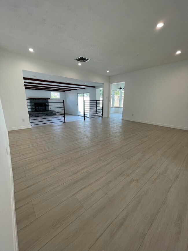 Photo - 10157 Swinton Ave