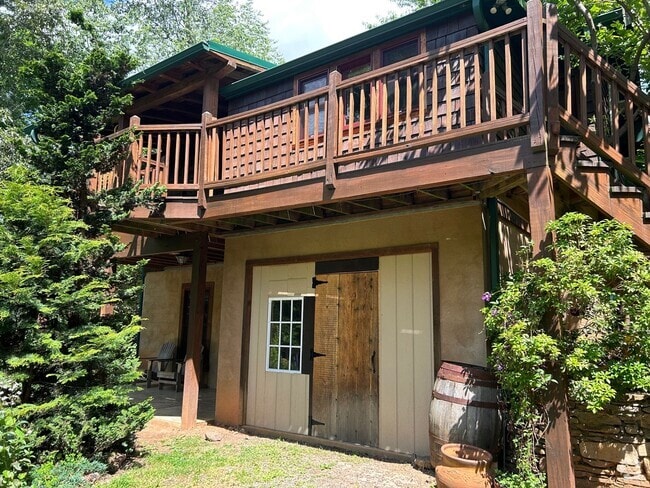 Building Photo - East AVL - Beautiful Zen Garden Apt with S...