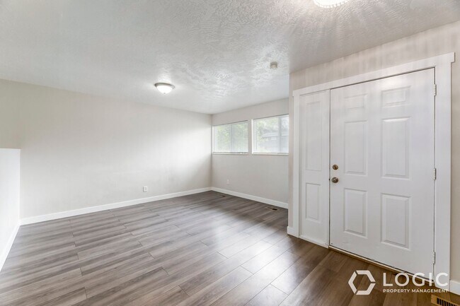 Photo - 598 W 1975 N