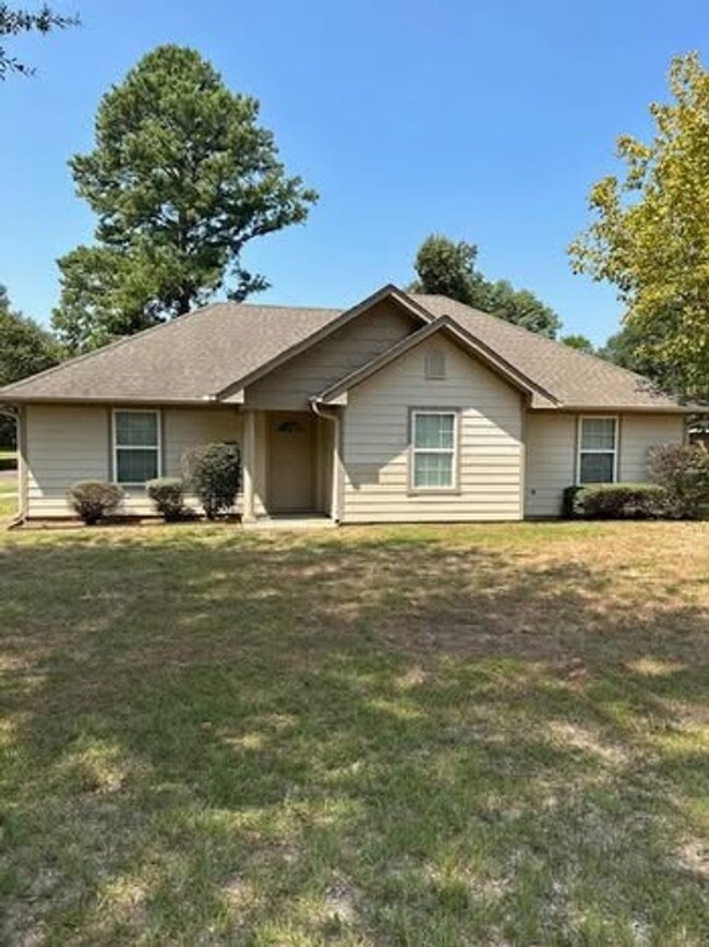 Beautiful home in Pine Tree ISD - Beautiful home in Pine Tree ISD